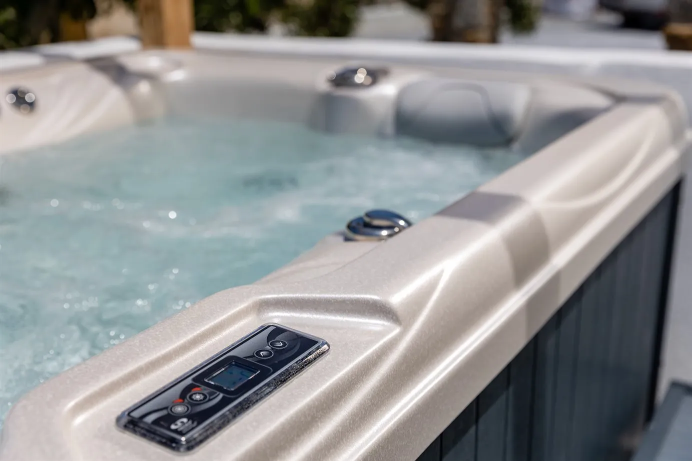 Outdoor hot tub image1