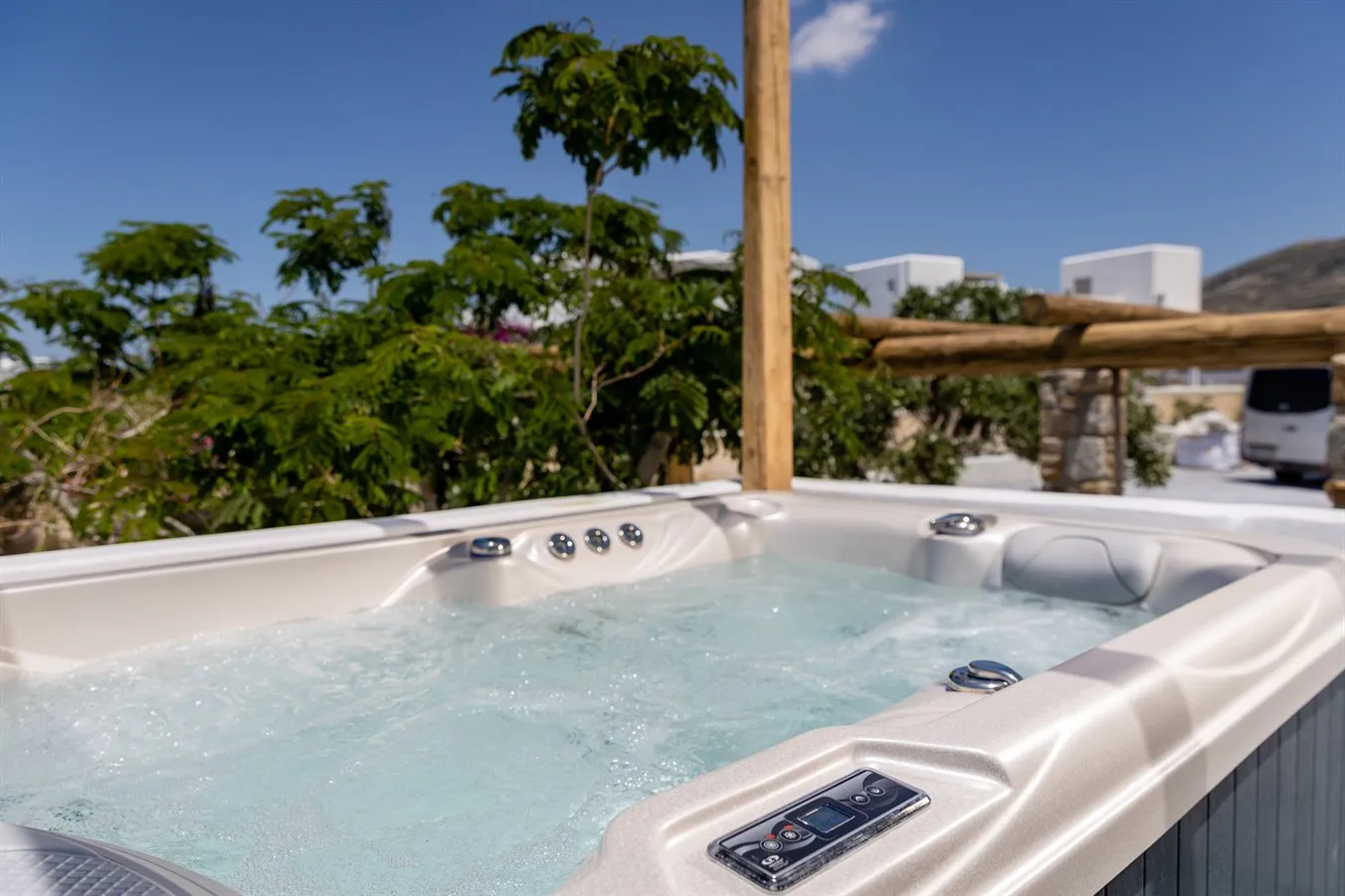 Outdoor hot tub image3